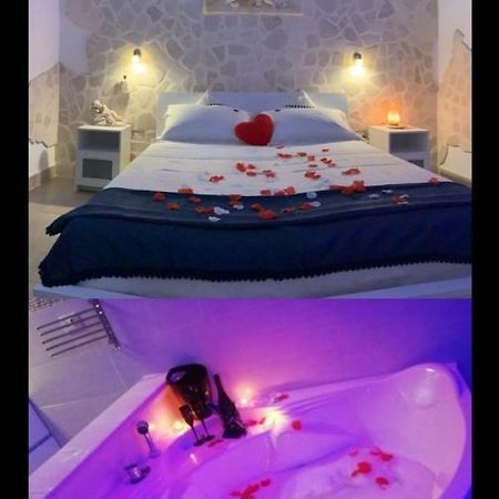 V&M Suite Con Jacuzzi Ostuni Bagian luar foto