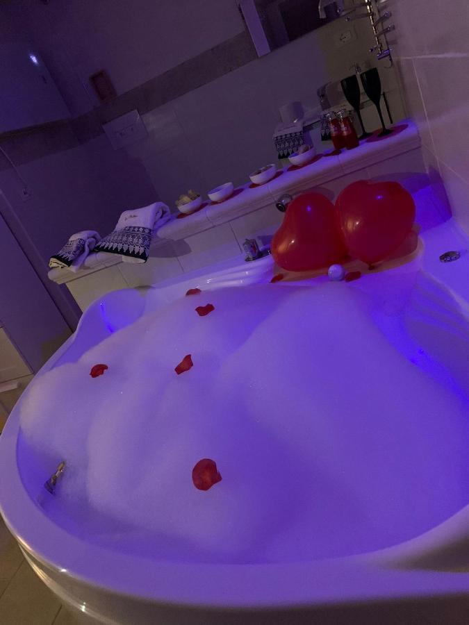 V&M Suite Con Jacuzzi Ostuni Bagian luar foto