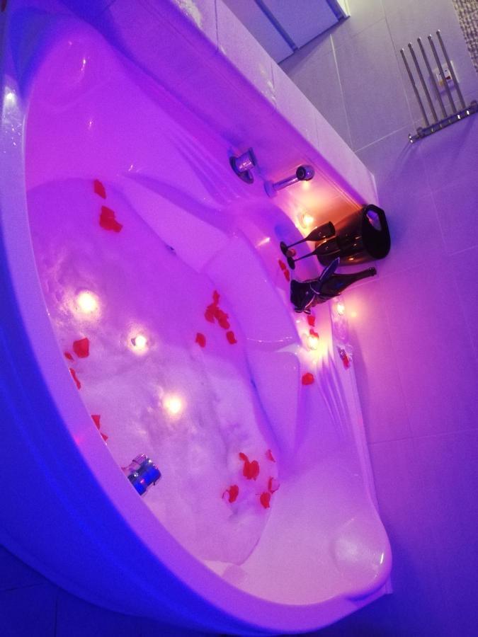V&M Suite Con Jacuzzi Ostuni Bagian luar foto