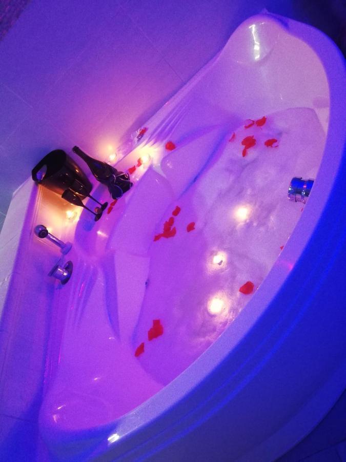 V&M Suite Con Jacuzzi Ostuni Bagian luar foto
