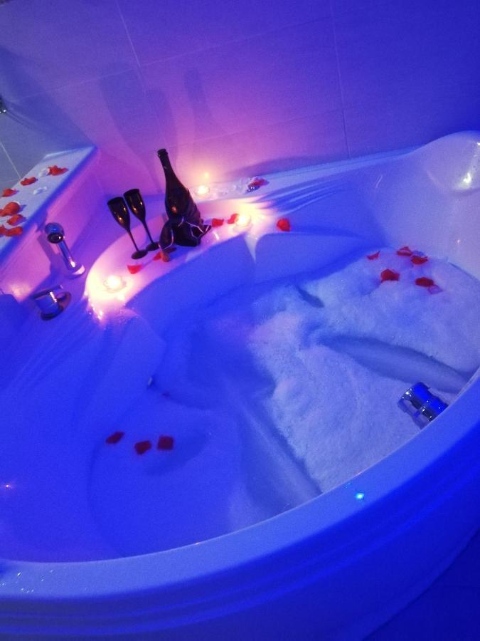 V&M Suite Con Jacuzzi Ostuni Bagian luar foto