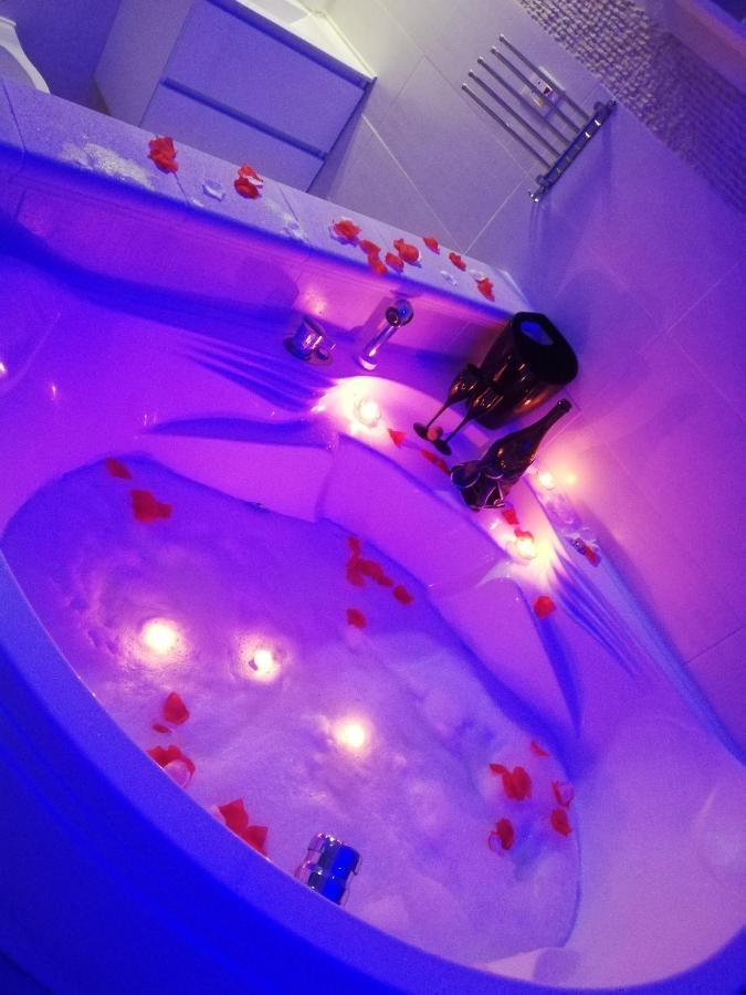 V&M Suite Con Jacuzzi Ostuni Bagian luar foto