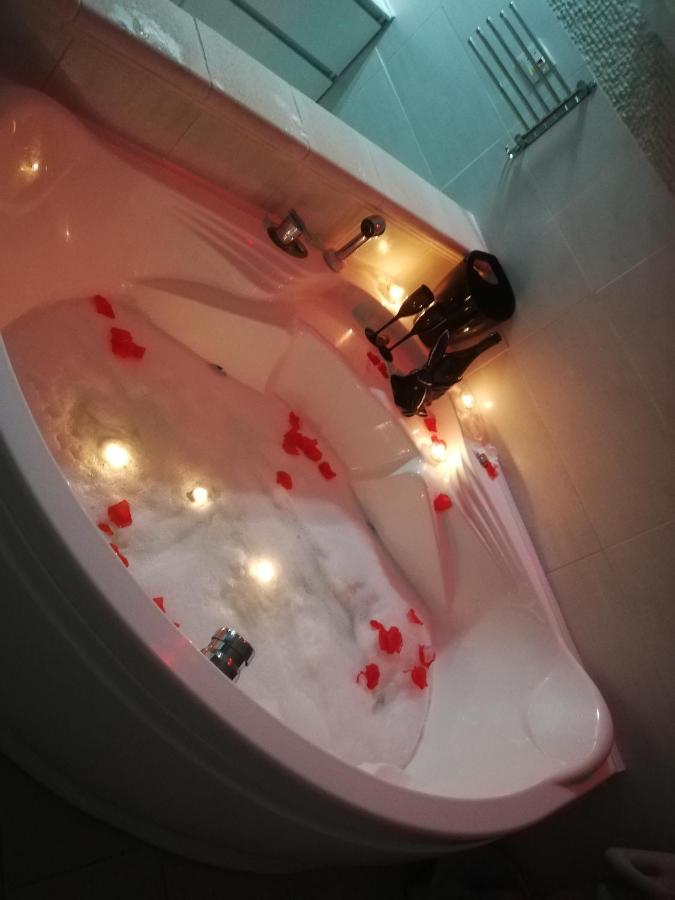 V&M Suite Con Jacuzzi Ostuni Bagian luar foto