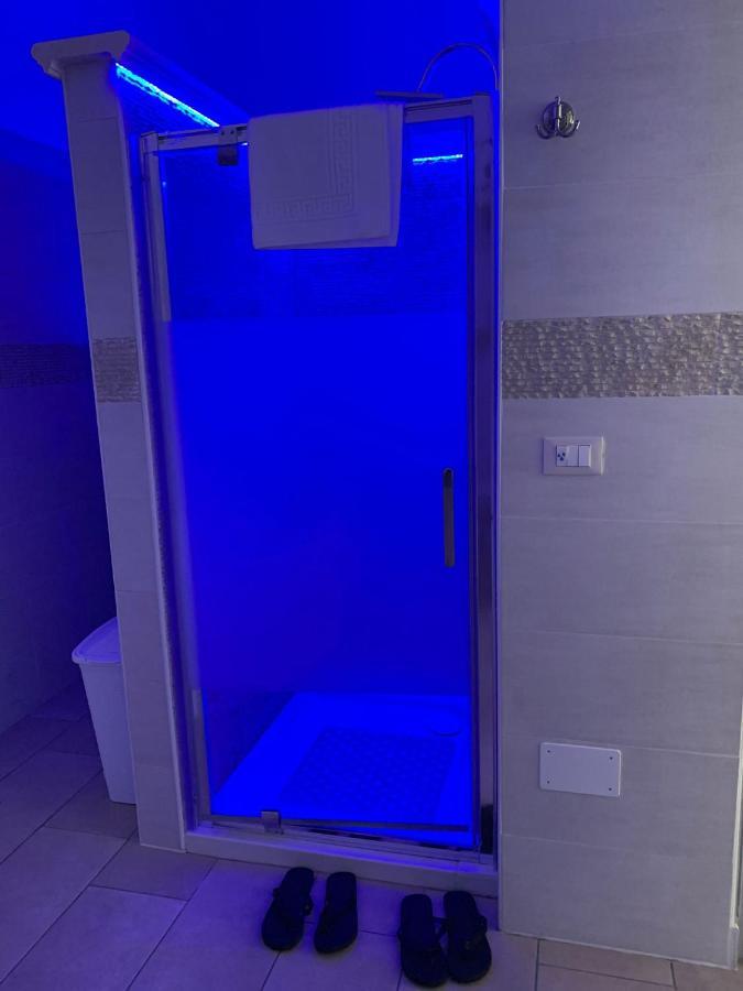 V&M Suite Con Jacuzzi Ostuni Bagian luar foto