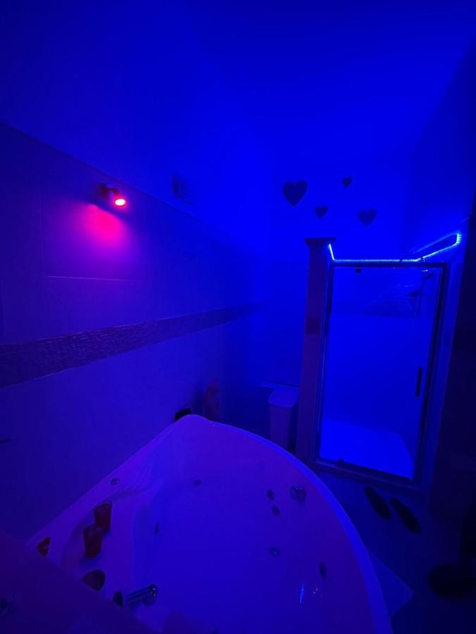 V&M Suite Con Jacuzzi Ostuni Bagian luar foto