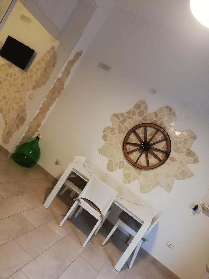 V&M Suite Con Jacuzzi Ostuni Bagian luar foto