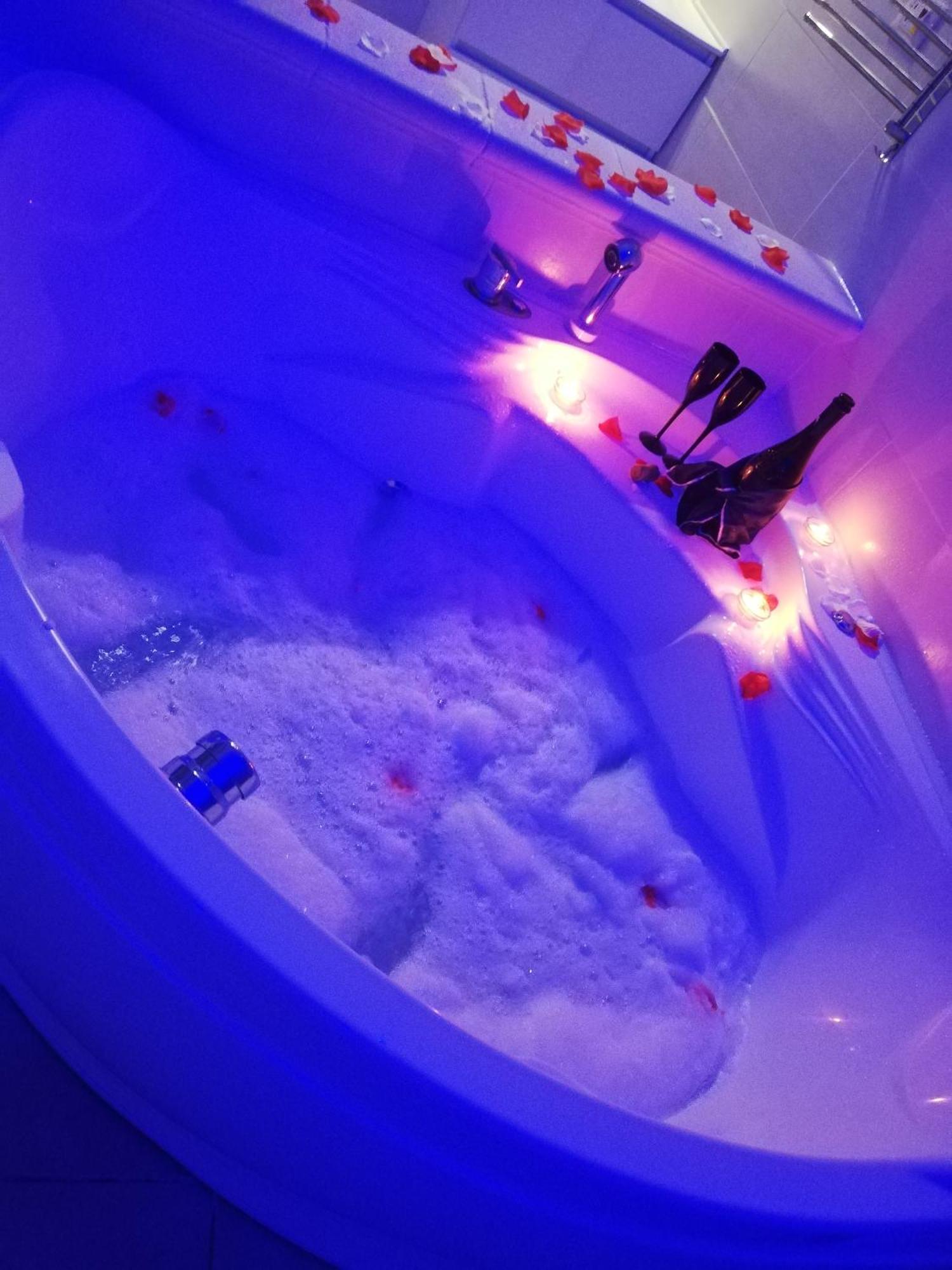 V&M Suite Con Jacuzzi Ostuni Bagian luar foto