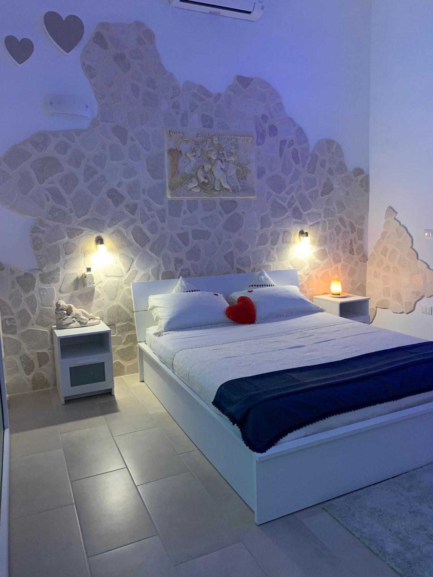 V&M Suite Con Jacuzzi Ostuni Bagian luar foto